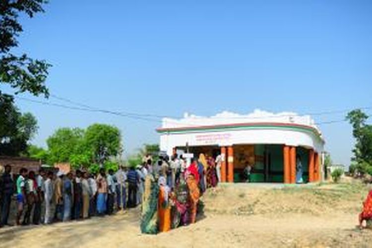 Warga India mengantre untuk memberikan suara di sebuah TPS di Azamgarh, 273 kilometer dari Lucknow, ibu kota negara bagian Uttar Pradesh, Senin (12/5/2014). Setelah digelar enam pekan, pemilu India berakhir dengan 551 juta orang memberikan suara.