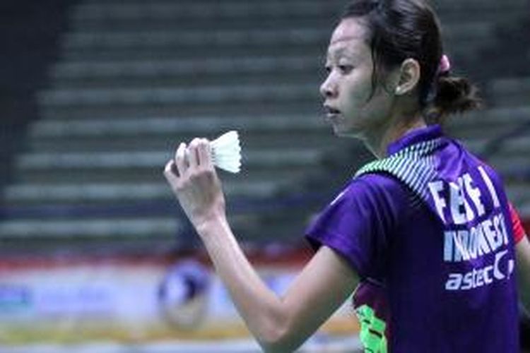 Pebulu tangkis Indonesia Maria Febe Kusumastuti bersiap melakukan servis saat menghadapi Chen Jiayuan dari Singapura pada babak pertama Malaysia Open Grand Prix Gold 2014, Rabu (26/3/2014). Febe menang 21-14, 21-9.