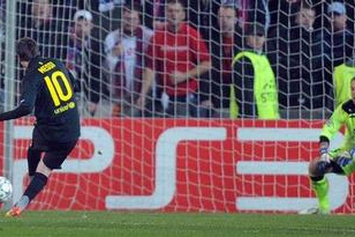 Penyerang Barcelona, Lionel Messi, melakukan eksekusi penalti yang berujung gol ke gawang Viktoria Plzen, pada pertandingan fase grup Liga Champions, Selasa (1/11/2011).