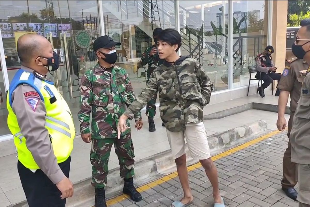 Tangkapan layar video pemuda lawan petugas gabungan saat terjaring razia masker di Ciputat, Tangerang Selatan, Senin (5/7/2021).