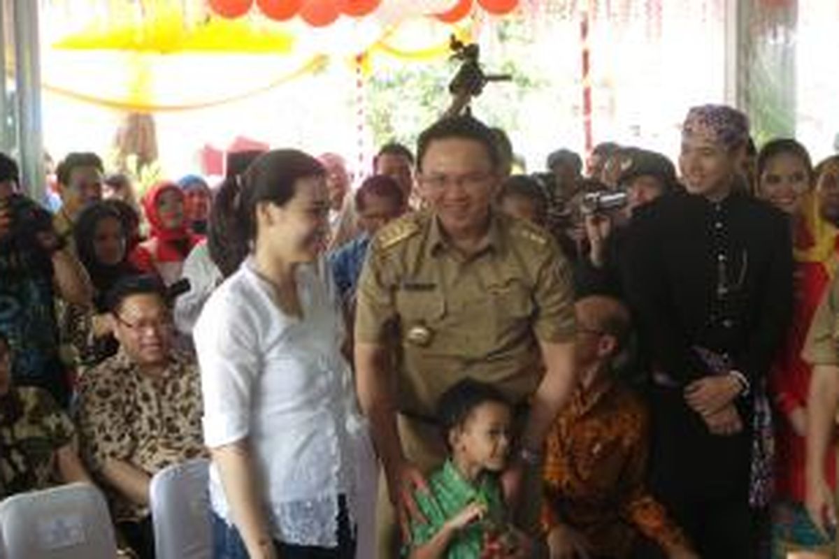 Gubernur DKI Jakarta Basuki Tjahaja Purnama bersama anak PAUD di RPTRA Karet Tengsin, Jakarta, Rabu (30/12/2015).