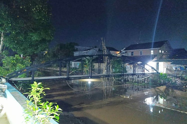 Kondisi jembatan senilai Rp 250 juta yang dibangun satu keluarga penghuni bantaran Sungai Kanal, Kelurahan Demaan, Kabupaten Jepara, Jawa Tengah, Selasa (19/11/2024).
