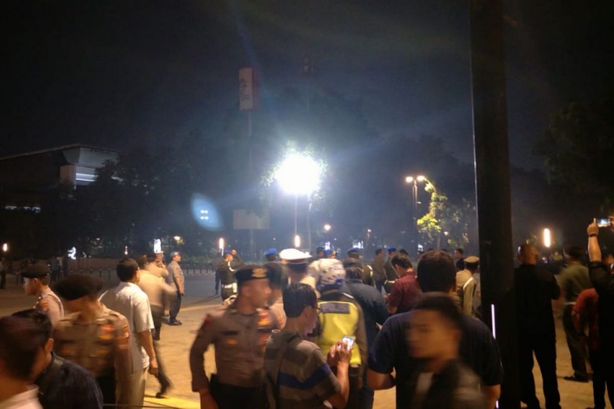 Suasana pasca suara ledakan keras terdengar di area nobar kedua Capres di Parkir Timur Stadion Gelora Bung Karno, Jakarta Pusat, Minggu (17/2/2019).