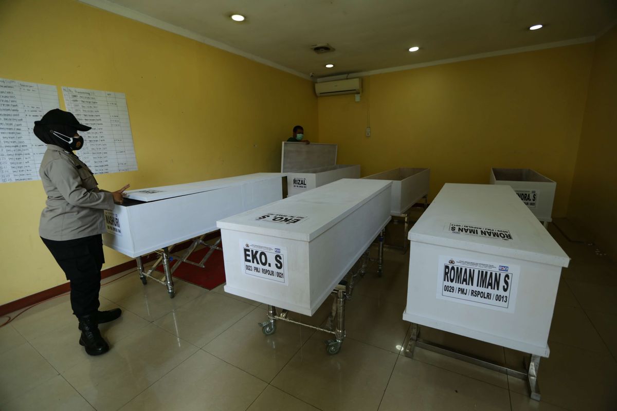 Petugas mempersiapkan peti jenazah untuk korban tewas kebakaran Lapas Kelas I Tangerang di RS Polri, Kramat Jati, Jakarta Timur, Rabu (15/9/2021). Delapan jenazah korban tewas dalam kebakaran diserahkan kepada pihak keluarga.