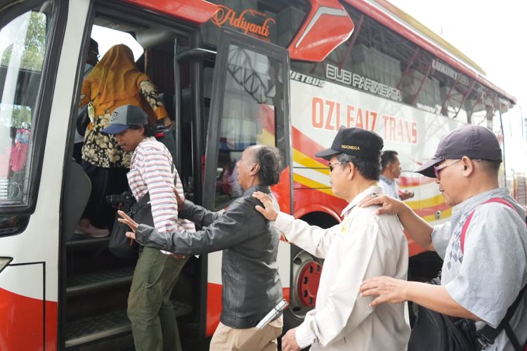 Ratusan penyandang tunanetra berangkat mudik gratis dari Terminal Pulogebang, Cakung, Jakarta Timur, Senin (8/4/2024).