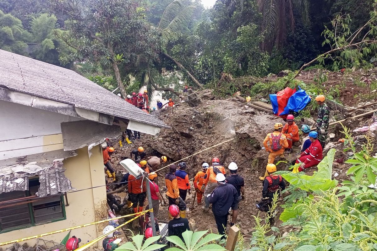 Tim SAR gabungan sedang melakukan pencarian korban longsor di di Kampung Sirnasari, Kelurahan Empang, Kecamatan Bogor Selatan, Kota Bogor, Jawa Barat, Jumat (17/3/2023).
