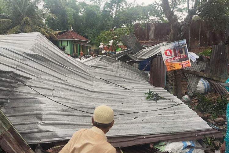 Gudang barang rongsokan yang roboh di Bondowoso karena hujan deras disertai angin 