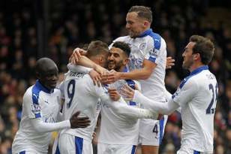 Gelandang Leicester City, Riyad Mahrez (tengah), dikelilingi rekan setimnya usai mencetak gol ke gawang Crystal Palace, 19 Maret 2016.