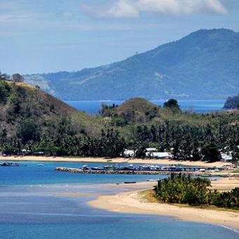 Keindahan panorama Teluk Tomini dilihat dari Kecamatan Pinogaluman, Kabupaten Minahasa Utara, Sulawesi Utara, Kamis (21/8/2014). Keindahan alam itu sayangnya belum digarap secara maksimal oleh pemerintah daerah setempat, misalnya sebagai obyek wisata.