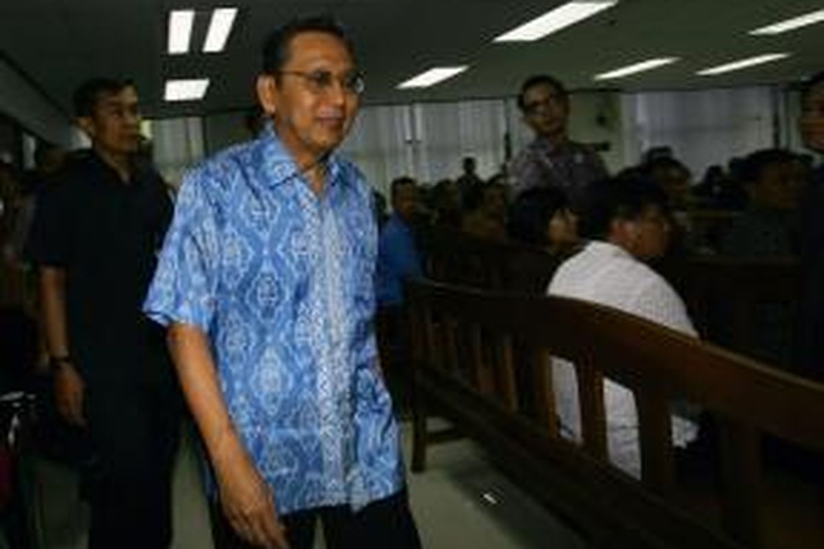 Wakil Presiden Boediono bersaksi dalam sidang mantan Deputi Bidang IV Pengelolaan Devisa Bank Indonesia Budi Mulya di Pengadilan Tindak Pidana Korupsi, Jakarta, Jumat (9/5/2014). Budi didakwa karena diduga terlibat kasus korupsi pemberian fasilitas pendanaan jangka pendek (FPJP) pada Bank Century dan penetapan Century sebagai bank gagal berdampak sistemik. (TRIBUNNEWS/DANY PERMANA)