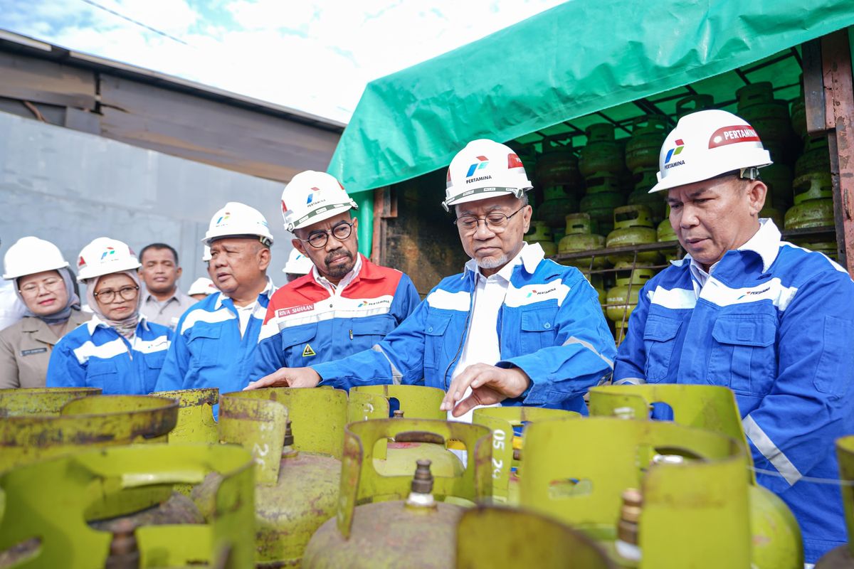 Menteri Perdagangan (Mendag) Zulkifli Hasan dan Pertamina Patra Niaga saat meninjau pengawasan mengawasi takaran isi tabung liquefied petroleum gas (LPG) Zulkifli di SPBE Koja, Jakarta Utara, Senin (27/5/2024). 
