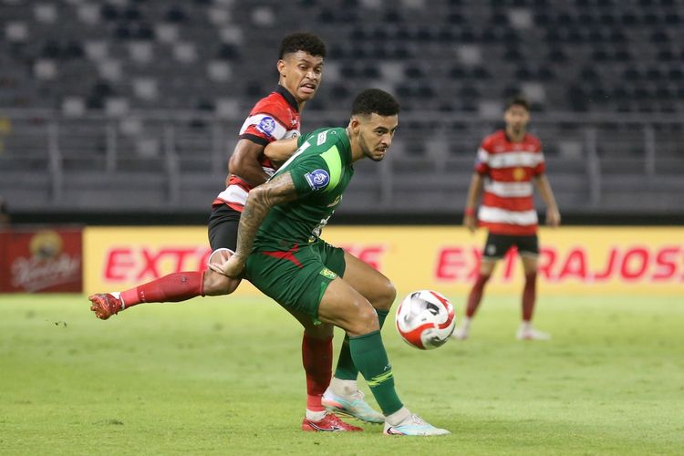 Aksi pada laga Persebaya Surabaya vs Madura United yang bergulir sebagai lanjutan partai Super League 2025-2026 yang bergulir di Stadion Gelora Bung Tomo pada Jumat (17/4/2026).