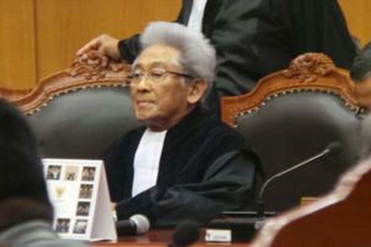 Adnan Buyung Nasution dalam suatu sidang di Mahkamah Konstitusi.