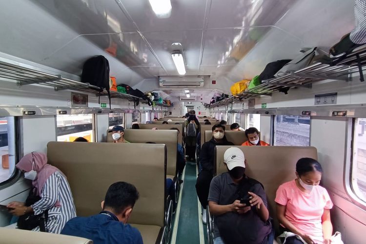 Suasana di dalam kereta api lokal Walahar Ekspress menuju pemberhentian akhir Stasiun Purwakarta, Kamis (20/4/2023).