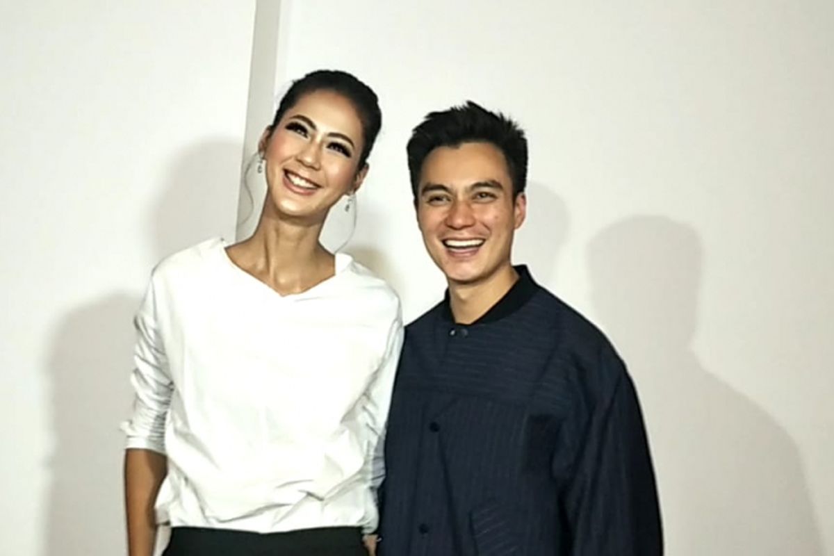 Baim Wong dan Paula Verhoeven saat ditemui sebelum resepsi pernikahan mereka di Gedung Tribrata, Jakarta Selatan, Sabtu (24/11/2018).