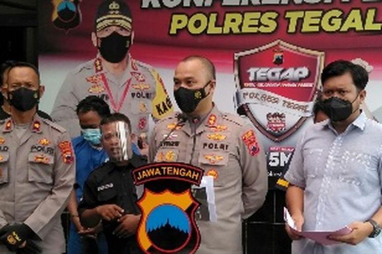 Kapolres Tegal AKBP Arie Prasetya Syafaat saat konferensi pers di mapolres setempat, Selasa (12/4/2022)