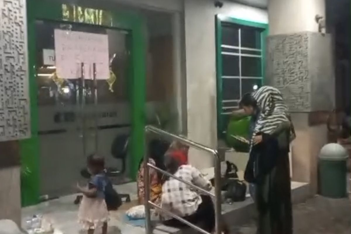 Para korban penipuan masih bertahan di Kantor Cabang Pegadaian Pamekasan, Jawa Timur, Jumat (6/3/2026) malam.