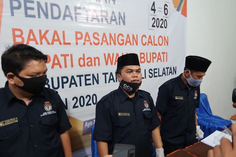 Ketua KPU Tapanuli Selatan Panataran Simanjuntak memberikan keterangan terkait pendaftaran bakal calon bupati dan wakil bupati. Panataran juga menerangkan ketidakhadiran satu bakal calon bupati yang disebabkan kondisi kesehatan terkait PKPU Nomor 10 Pasal 50A, yang sudah ada hasil swab tesnya, namun tidak bisa dipublikasikan, Minggu (6/9/2020) malam.