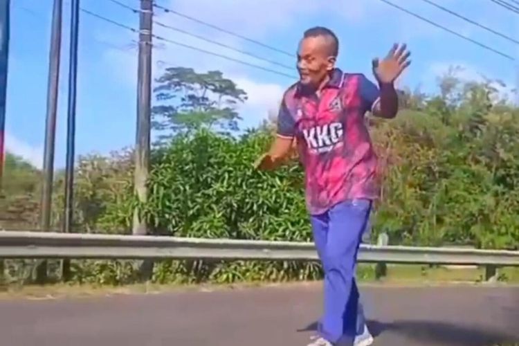 Pujiyono guru PJOK SD Negeri Giritirto, Purwosari, Gunungkidul, saat berlari, Kamis (26/6/2025)