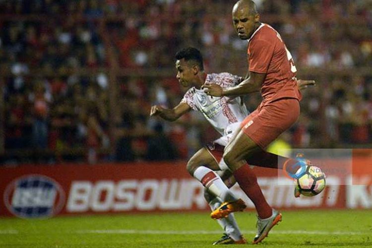 Pertandingan Liga 1 antara PSM Makassar dan Persipura Jayapura pada pekan ke-9.  