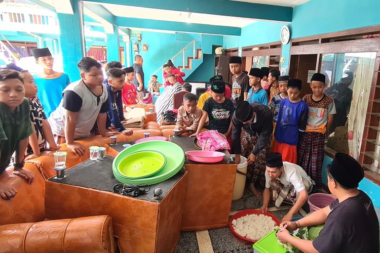 Setelah mencukur rambut, kelompok tukang cukur yang tergabung dalam Jumat Ganteng mempersiapkan makan siang bersama di pesantren di Malang Raya .