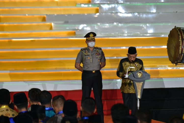 Wakil Presiden Ma'ruf Amin membacakan sambutan dalam acara pembukaan Musabaqah Tilawatil Quran (MTQ) Tingkat Nasional ke-29 Tahun 2022 di Banjar, Kalimantan Selatan, Rabu (12/10/2022) malam.   