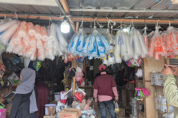 Harga Plastik Belum Akan Turun, Kenaikan Diprediksi Bisa Sampai Setahun