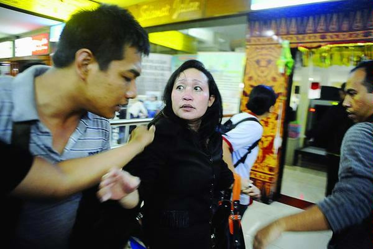 Setelah ditangkap Komisi Pemberantasan Korupsi, hakim ad hoc Pengadilan Tindak Pidana Korupsi (Tipikor) Kota Semarang, Jawa Tengah, berinisial KJMM (tengah)  dibawa ke Jakarta melalui Bandara Ahmad Yani,  Semarang, Jumat (17/8) malam. Dua hakim ad hoc pengadilan tipikor berinisial KJMM dan HK tersebut ditangkap KPK setelah mengikuti upacara bendera di halaman Pengadilan Negeri Kota Semarang. Penangkapan tersebut terkait dugaan suap kasus hukum yang ditangani mereka. Berita di halaman 1