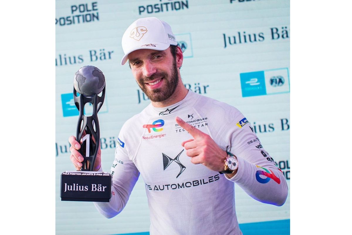 Jean-Eric Vergne saat berpose di atas podium seri ke-9 Formula E Jakarta 2022, Satu (4/6/2022).