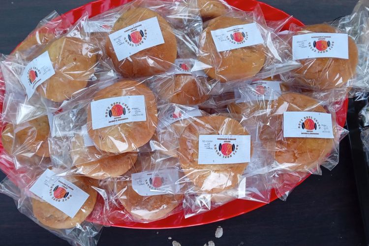 Kompiang Kopi dan Roti Kopi Colol merupakan suatu karya siswa-siswi Sekolah Menengah Kejuruan Negeri I (SMKN 1) Borong, Kelurahan Peot, Kecamatan Borong, Kabupaten Manggarai Timur, Provinsi Nusa Tenggara Timur, Senin, (13/2/2023). 