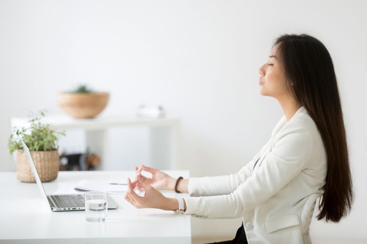 Menggunakan latihan mindfulness diyakini dapat memiliki efek peningkatan suasana hati dan kinerja, yang pada akhirnua dapat menbantu mengembalikan fokus.