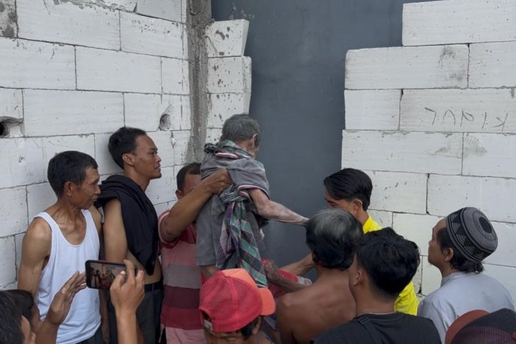 Kakek 80 Tahun di Mojokerto Dievakuasi Usai Terjebak di Celah Sempit 2 Tembok