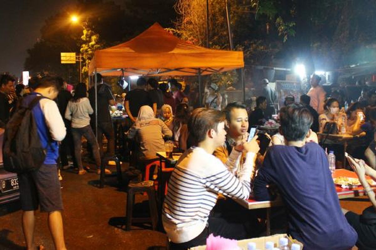 Keramaian di tenda Sate Taichan Bang Ocit, Patal Senayan, Jakarta, Kamis (12/5/2016).