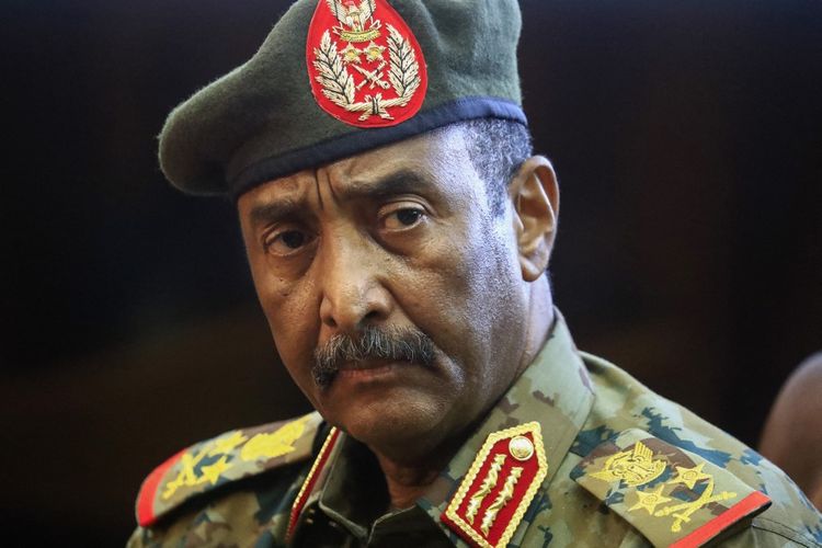 Jenderal top militer Sudan Abdel Fattah Al Burhan berbicara saat konferensi pers di Komando Umum Angkatan Bersenjata di Khartoum, Selasa (26/10/2021). Rakyat turun ke jalan menggelar protes menentang kudeta Sudan.