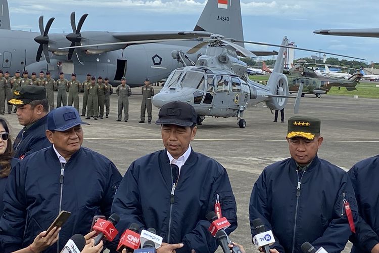 Presiden Joko Widodo alias Jokowi bersama Menteri Pertahanan dan Panglima TNI Agus Subiyanto usai serah terima pesawat Super Hercules C-130J di Terminal Selatan Lanud Halim Perdanakusuma, Jakarta Timur, Rabu (24/1/2024).