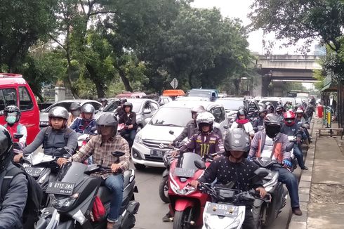 Pengguna Jalan Keluhkan Ribetnya Berangkat Kerja Imbas Proyek Flyover Poltangan