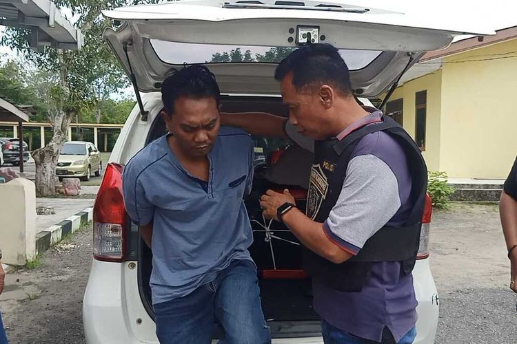 Purdiansyah (22) pencuri mobil milik mantan bosnya saat berada di Polsek Lempuing, Kabupaten OKU Timur, Sumatera Selatan, Senin (2/1/2023).