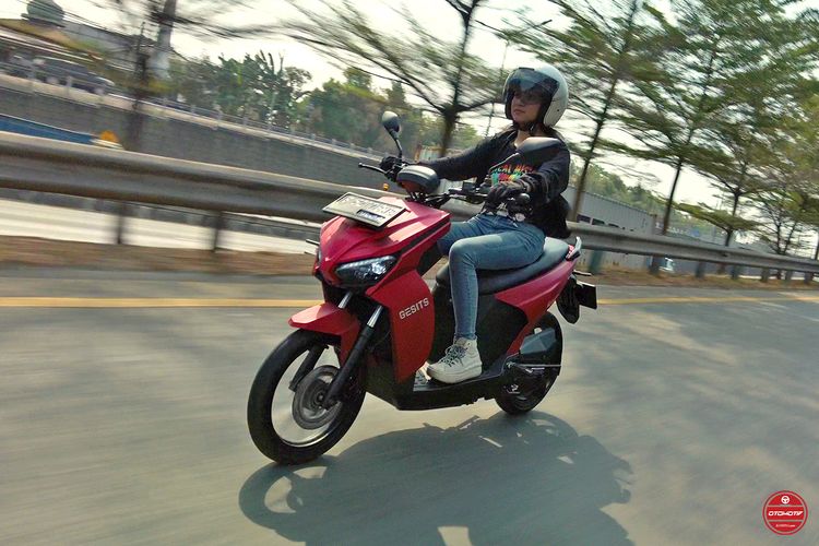 Test ride motor listrik Gesits Raya G