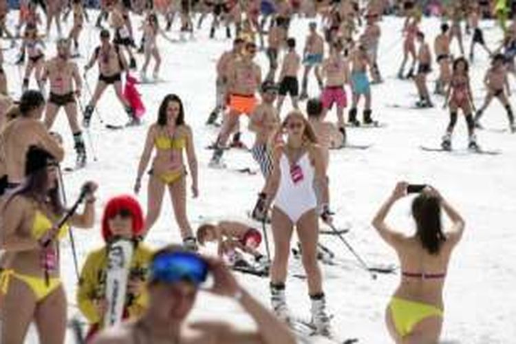 Sekitar 1.000 orang datang ke kota wisata Sochi, Rusia untuk ikut memecahkan rekor bermain ski sambil mengenakan bikini.