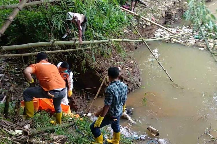 Tim Inafis Satreskrim Polresta Tasikmalaya sedang mengevakuasi temuan mayat wanita setengah telanjang di Sungai Citanduy, Kecamatan Cisayong, Kabupaten Tasikmalaya, Selasa (8/2/2022).