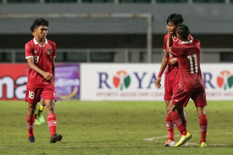 Pemain timnas U17 Indonesia Arkhan Kaka kecewa usai membobol gawang timnas Malaysia pada laga Kualifikasi Piala Asia U17 2023 di Stadion Pakansari, Kabupaten Bogor, Minggu (9/10/2022). Indonesia kalah 1-5 atas Malaysia.