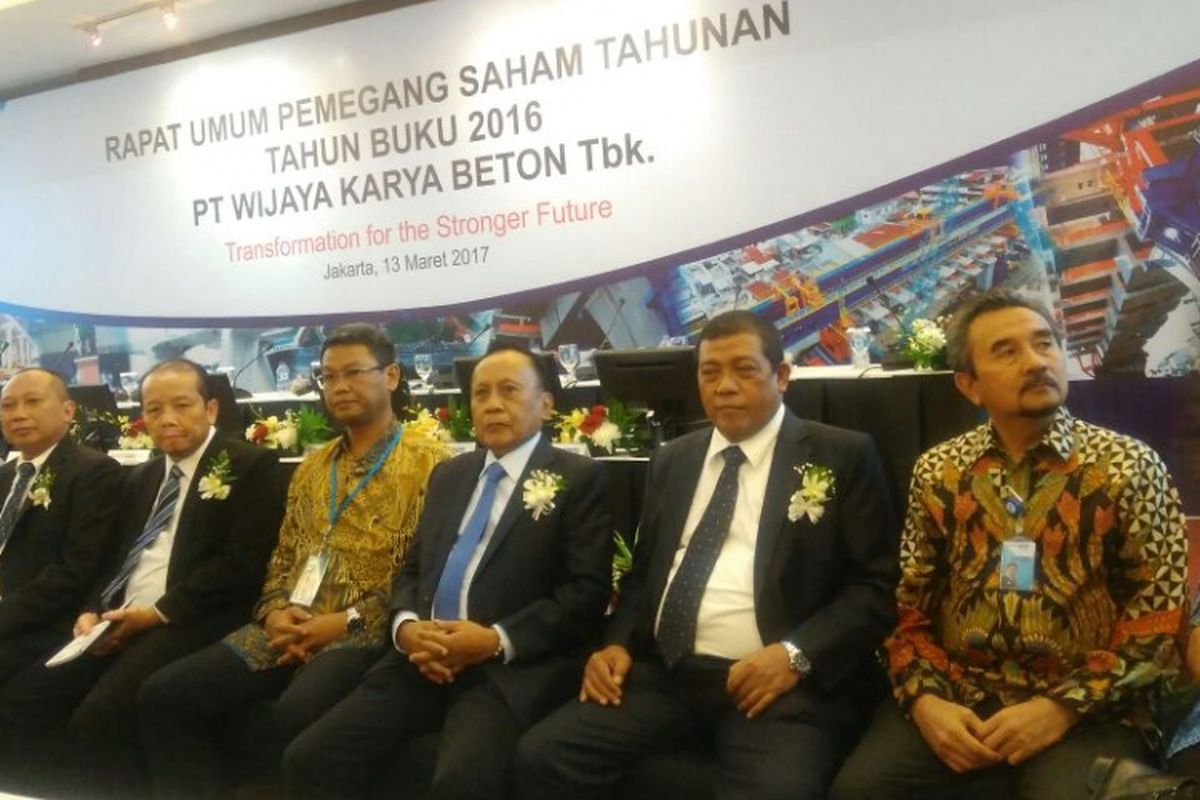 Jajaran Direksi PT Wijaya Karya Beton Tbk (WTON) usai rapat umum pemegang saham tahunan (RUPS Tahunan) tahun 2016, di Jakarta, Senin (13/3/2017).