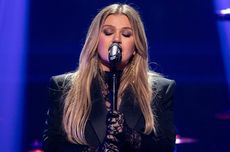 Gaunnya Melorot, Kelly Clarkson Alami Wardrobe Malfunction di Panggung