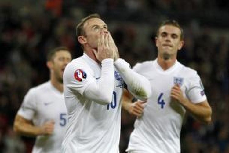 Striker tim nasional Inggris, Wayne Rooney (depan), merayakan gol ke gawang San Marino pada laga Kualifikasi Piala Eropa 2016 di Stadion Wembley, London, Kamis (9/10/2014).