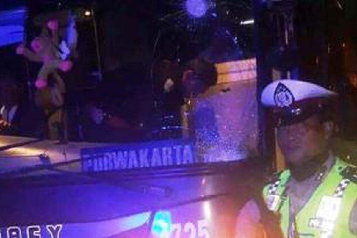 Sebuah bus yang dirusak oknum suporter sebuah klub sepak bola pada Minggu (18/10/2015) di Tol Jatiwaringin.