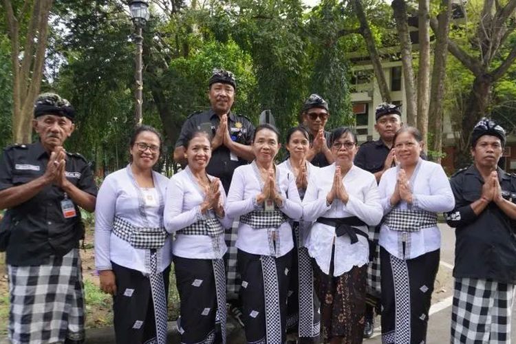 Pecalang Wanita Ikut Tertibkan Pengunjung Pura di Bali, Salah Satunya Mengwasi Busana