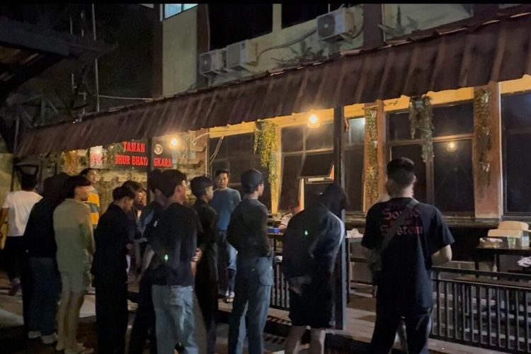 Polisi memulangkan 22 Suporter Persikas Subang yang membentangkan spanduk bertuliskan “Selamatkan Persikas” dalam acara Nganjang ka Warga edisi ke-9 di Desa Sukamandijaya, Kecamatan Ciasem, Kabupaten Subang, Kamis (29/5/202) pukul 21.00 WIB.