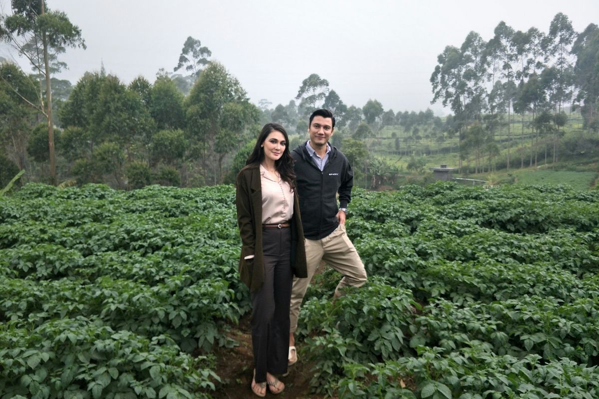 Artis peran Luna Maya dan Christian Sugiono saat diabadikan di lokasi syuting film horor terbarunya, Rumah Kentang : The Beginning di Kampung Cikole Dodik, Pengalengan, Jawa Barat, Kamis (22/8/2019).