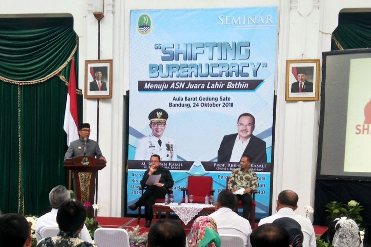 Gubernur Jawa Barat Ridwan Kamil saat menjadi pembicara dalam seminar Shifting Bureaucracy di Aula Barat Gedung Sate, Rabu (24/10/18).