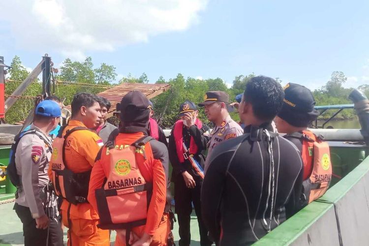 Tim SAR Gabungan melakukan briefing untuk melakukan pencarian ABK Blue Dragon 12 yang tenggelam di Perairan Semoi, PPU.